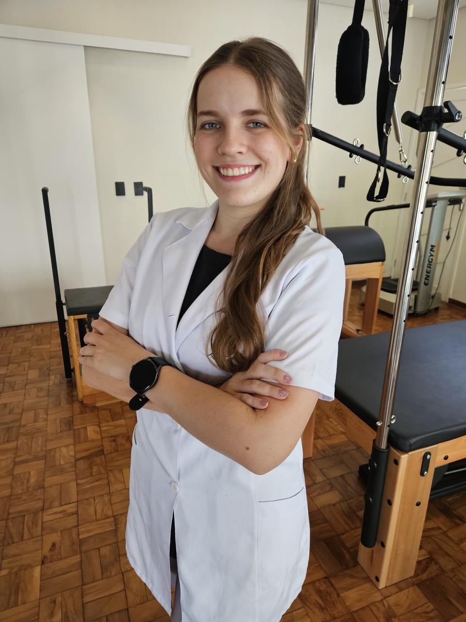 Aluna praticando Pilates no Reformer no estúdio Moov em Piracicaba